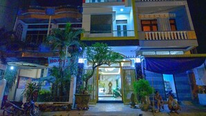 Un hôtel appelé SORI Hotel, doté d’un design moderne, de plusieurs étages et de balcons.