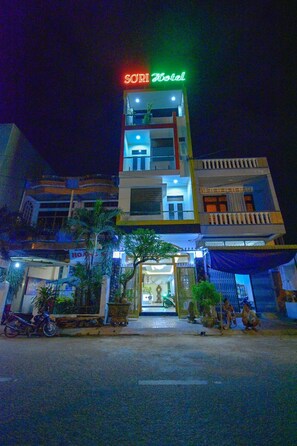 Fassade der Unterkunft – Abend/Nacht