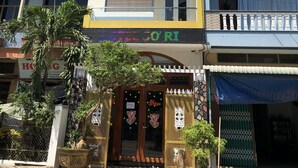 Un hôtel à plusieurs étages, reconnaissable à son enseigne bien visible où l’on peut lire « SORI Hotel ».