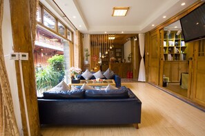 Lobby sitting area - Floral Hotel Lijiang Flower Four Seasons (Lijiang)