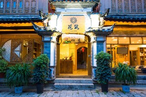 Front of property - evening/night - Floral Hotel Lijiang Flower Four Seasons (Lijiang)