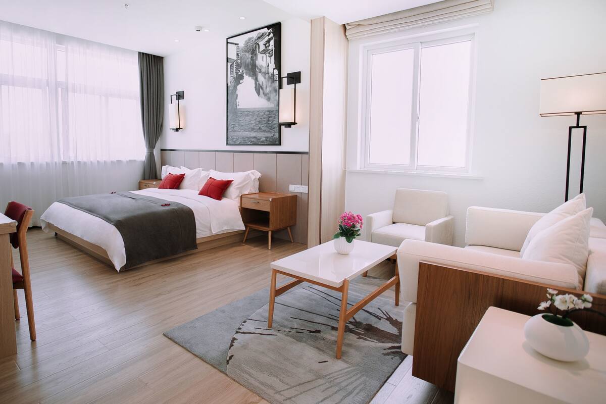 Family Room | Desk, soundproofing, free WiFi