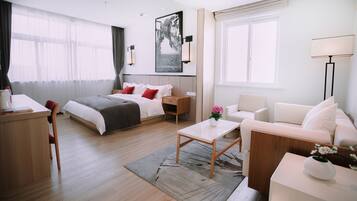 Family Room | Desk, soundproofing, free WiFi