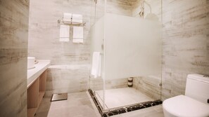 컴포트 더블룸, 금연 | 욕실 | 샤워 시설, 무료 세면용품, 헤어드라이어