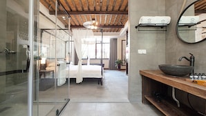 A modern bathroom with a large sink, a mirror, and a wooden vanity. - Floral Hotel Wuzhen Ziyemusu (Jiaxing)