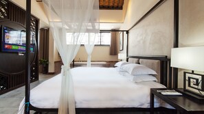 Deluxe Suite, Non Smoking | Premium bedding, in-room safe, desk, blackout curtains - Floral Hotel Wuzhen Ziyemusu (Jiaxing)