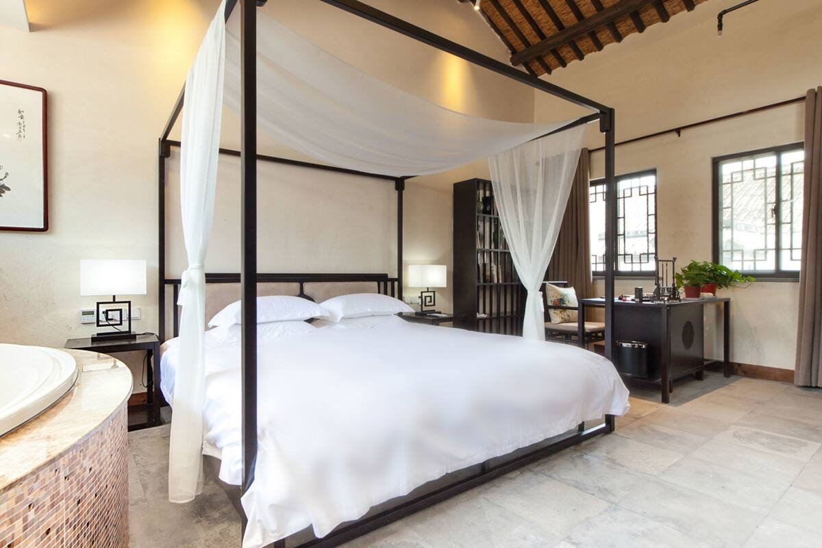 Deluxe Suite, Non Smoking | Premium bedding, in-room safe, desk, blackout curtains