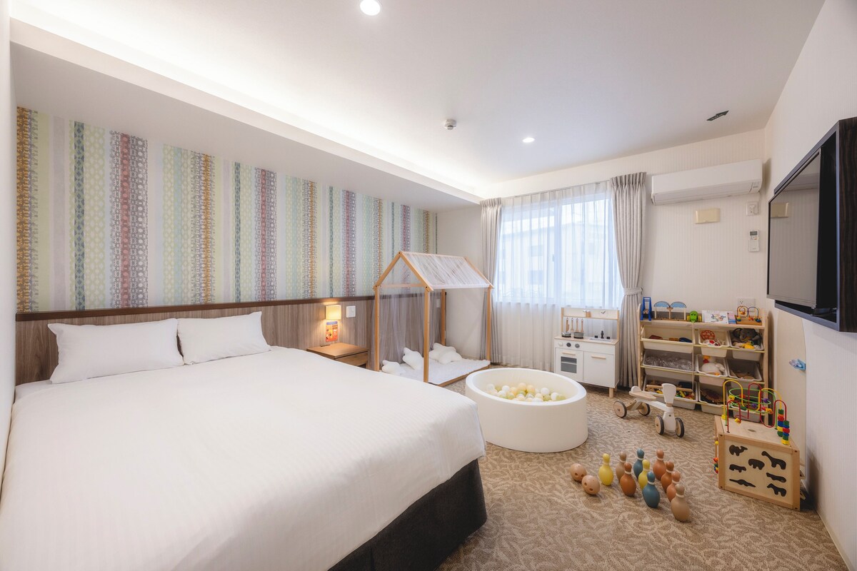 Family Quadruple Room | In-room safe, blackout drapes, WiFi (free), bed sheets