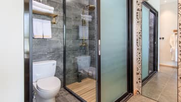 Elite Double Room, Non Smoking | Bathroom | Shower, free toiletries, hair dryer, slippers