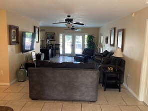 TV connectée, espaces bureaux, écrans d'ordinateur, imprimantes