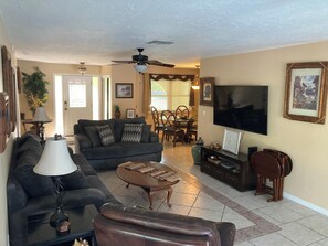 TV connectée, espaces bureaux, écrans d'ordinateur, imprimantes