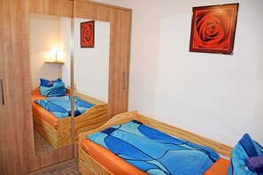 1 bedroom, bed sheets - Holiday room right - DEB 038 Holiday apartment / room Aschersleben (Aschersleben)