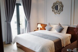 Premium bedding, down duvets, minibar, desk - The Confetti Hotel (Ha Long)