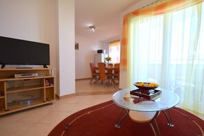 Appartement, 2 chambres | Salle de séjour | Télévision à écran plat