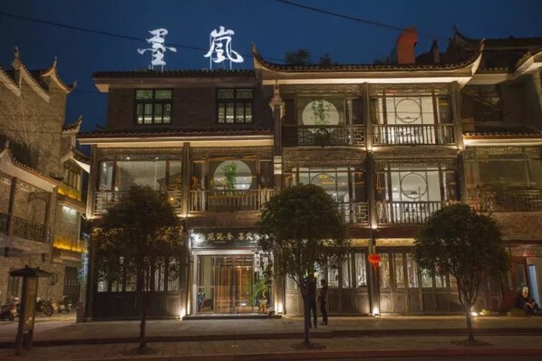 Unclassified image, 1 of 65, button - Floral Hotel Fenghuang Molan Riverview (Xiangxi)