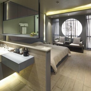 Quarto casal conforto | Escrivaninha, cortinas blackout, Wi-Fi de cortesia