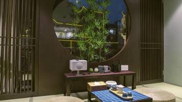 光照大床房 | 办公桌、遮光窗帘、免费 WiFi