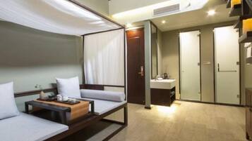 Desk, blackout curtains, free WiFi