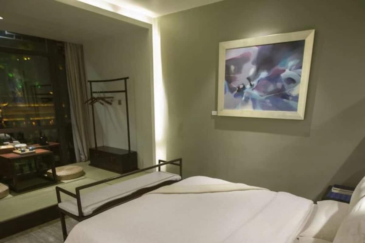 Escritorio, cortinas blackout y wifi gratis