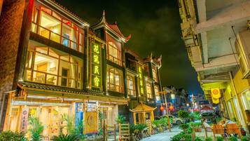 住宿正面 - 傍晚/夜晚