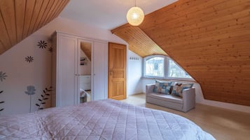 3 bedrooms, desk, travel cot, WiFi