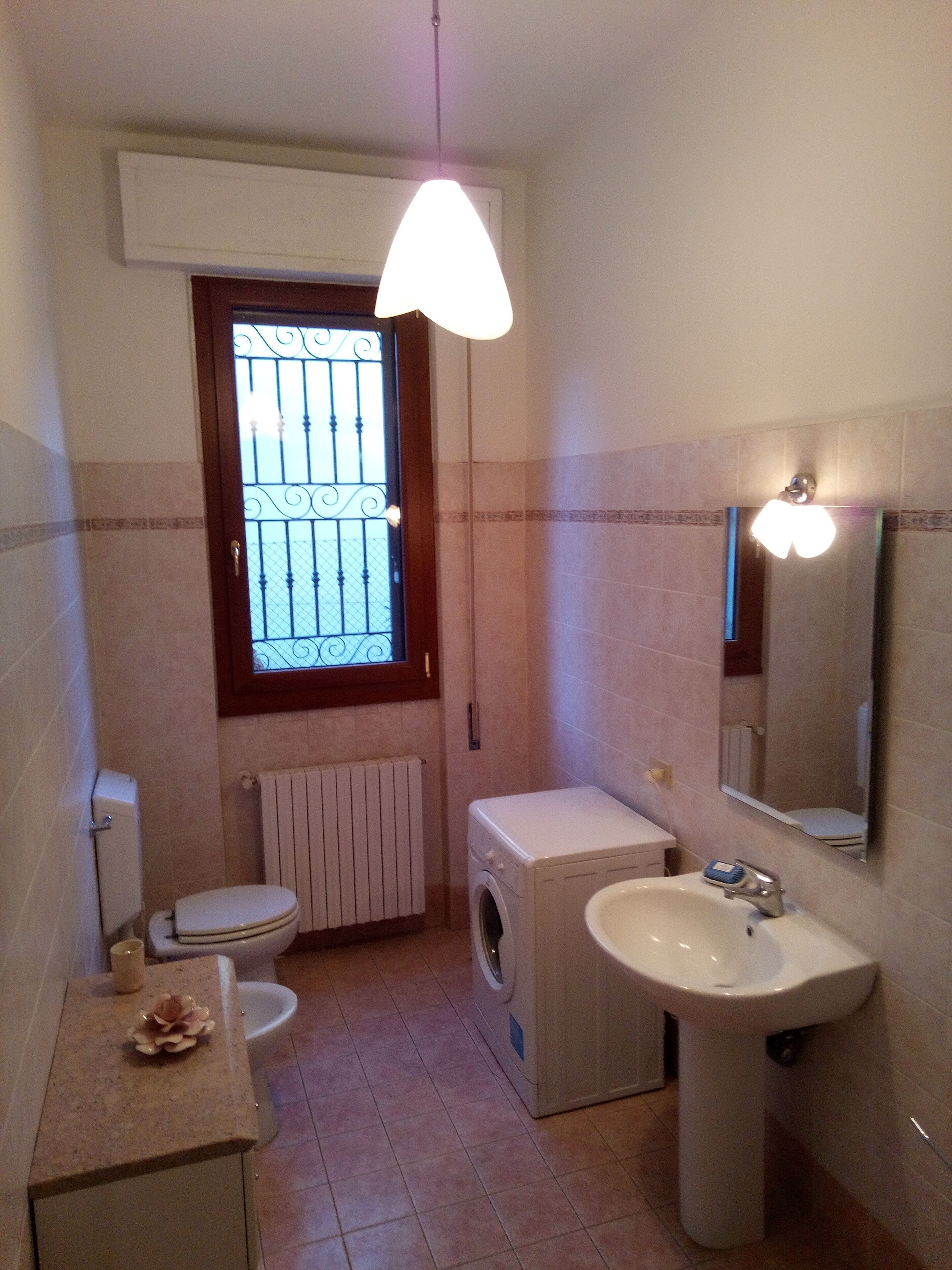 Douche, sèche-cheveux, bidet, serviettes fournies