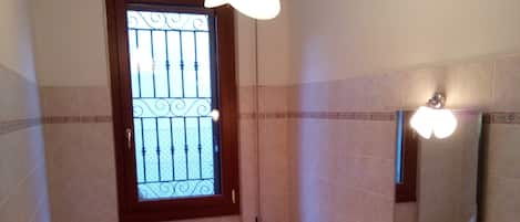 Regadera, secadora de cabello, bidet, toallas