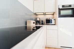 Køleskab, ovn, vaffeljern