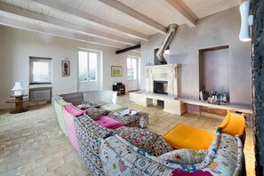 Een televisie, een open haard en een dvd-speler