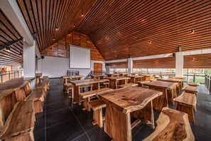 Petit déjeuner, déjeuner et dîner servis sur place
