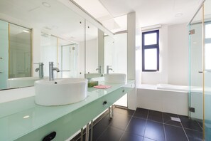 Suíte estúdio executiva, 1 cama Queen, para não fumantes, vista para a cidade (A) | Banheiro | Chuveiro, secador de cabelo, bidê, toalhas de banho