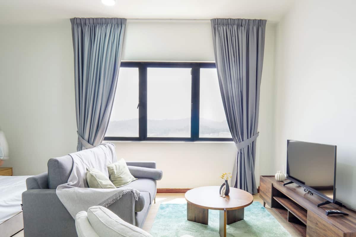 1 habitación, decoración personalizada, muebles diferentes y escritorio