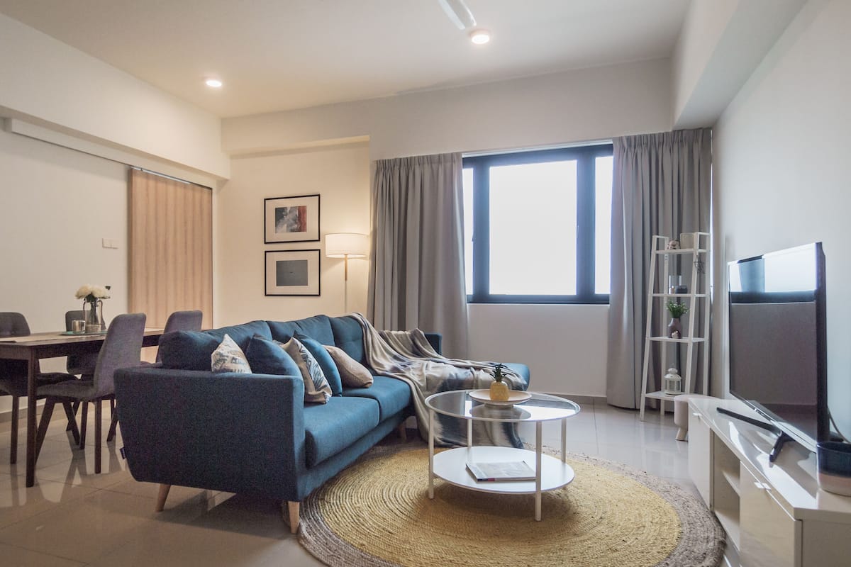 Departamento urbano, 2 habitaciones | Área de sala de estar | Smart TV de 40 pulgadas con canales por cable y televisión