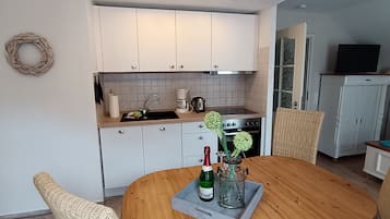 Kühlschrank, Mikrowelle, Wasserkocher mit Kaffee-/Teezubehör