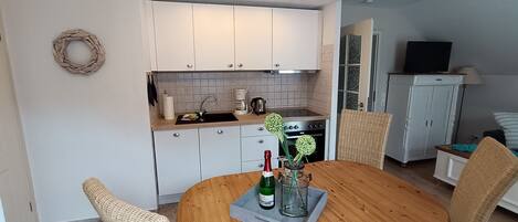 Refrigerador, microondas, cafetera/tetera, tetera/pava eléctrica