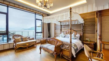 Desk, blackout curtains, free WiFi