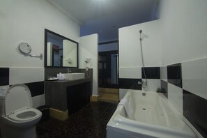 Amenidades de baño gratuitas, secadora de cabello, batas, pantuflas 