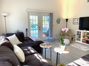 Smart TV, videogiochi, tavolo da ping pong, libri