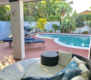 Property grounds - Blissful Beach House: 3 Br / 2 Ba Private Pool Home Naples Park Vanderbilt Beach (Naples)