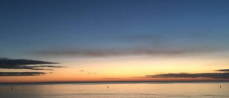 Una playa cerca, sillas reclinables de playa, toallas de playa