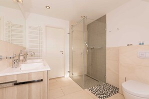 Shower, hair dryer - Villa Allegra - 2-room-App. for 1-4 persons (20) - Villa Allegra (Binz)
