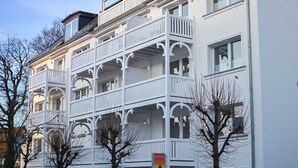 A multi-story building with balconies, windows, and a clear sky. - Villa Allegra - 2-room-App. for 1-4 persons (20) - Villa Allegra (Binz)