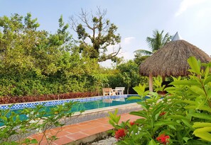 Outdoor pool, free pool cabanas, pool loungers