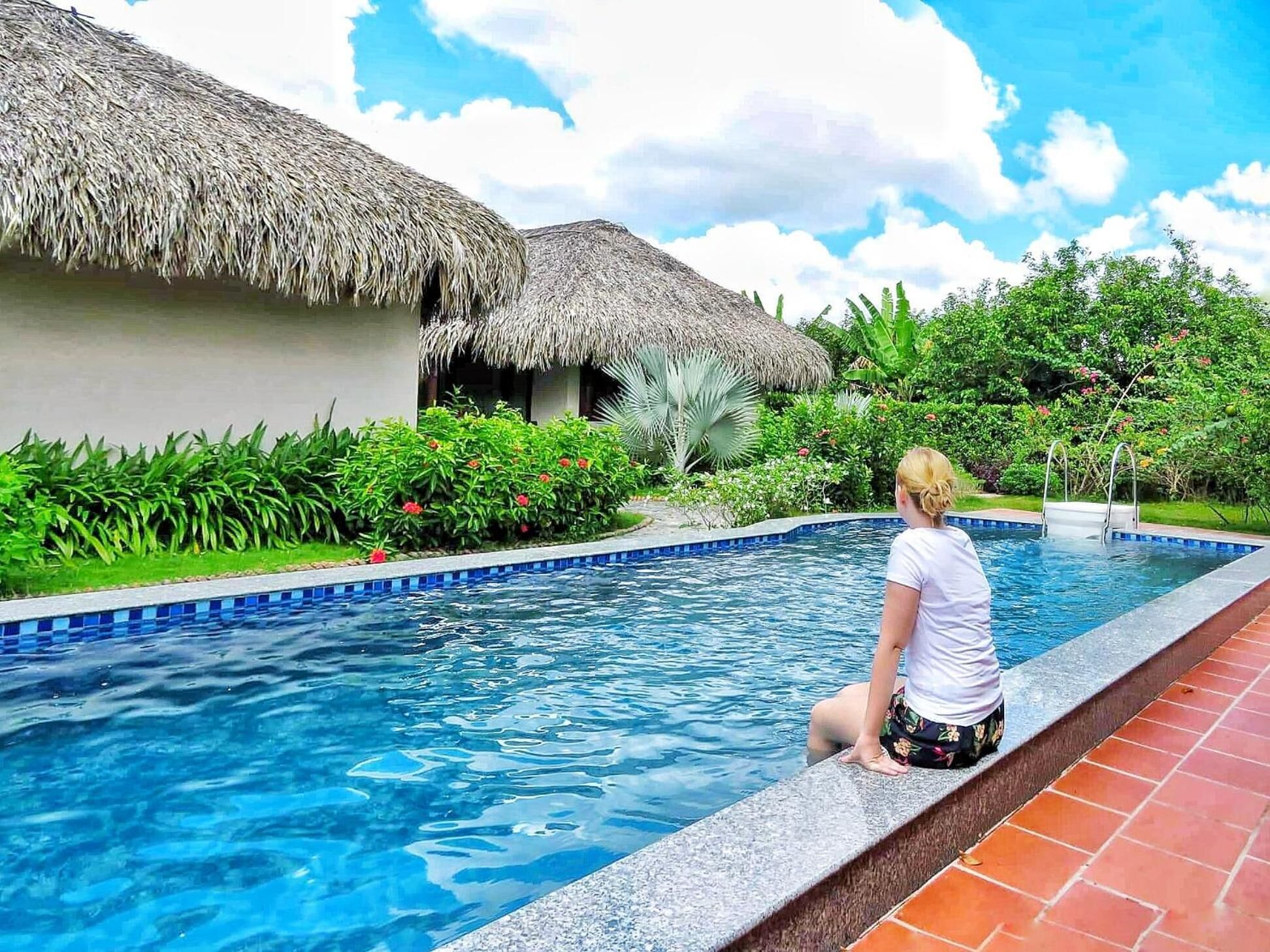 Outdoor pool, free pool cabanas, pool loungers