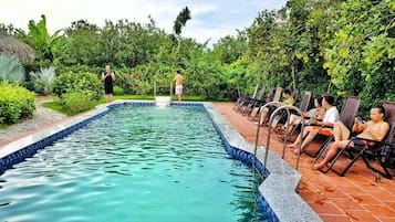 Alberca al aire libre, camas balinesas gratuitas y camastros