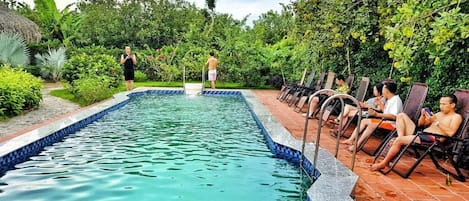 Piscine extérieure, cabanons gratuits, chaises longues