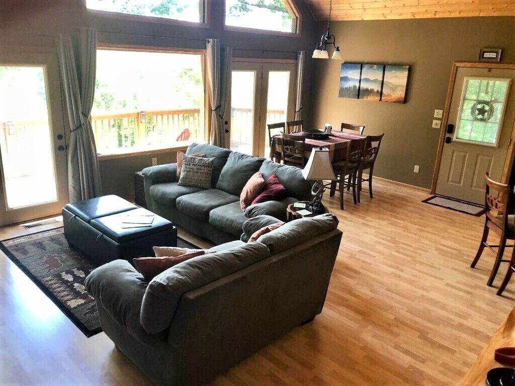 Smart TV, fireplace, DVD player, books