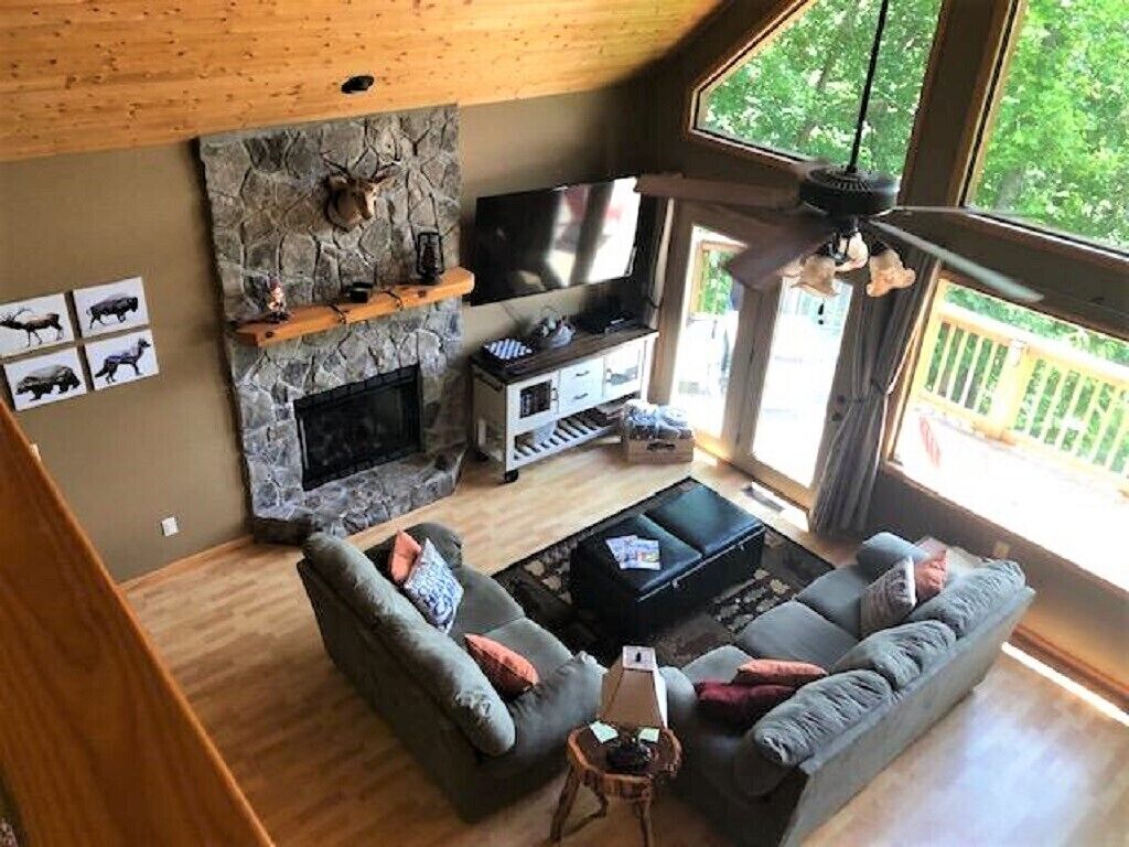 Smart TV, fireplace, DVD player, books