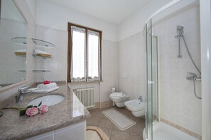 Doccia, asciugacapelli, bidet, asciugamani