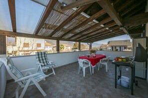 Outdoor dining - Casa Amabile With Salty water Pool, Leggiuno, Italy (Leggiuno)
